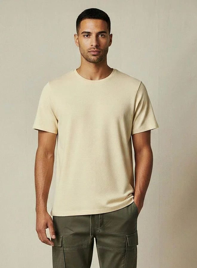 ايكونيك تيشيرت رجالي قصير الأكمام بياقة دائرية بقصة ضيقة بنقشة فشار أيقونية